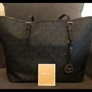 Micheal Kors handbag great size brand new!
